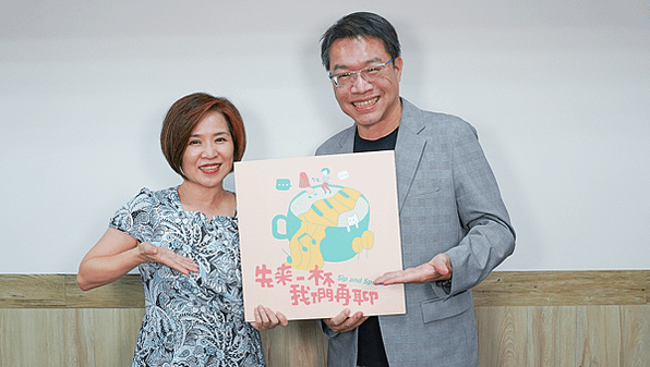 04圖說示意：主持人楊月娥(左)與謝文憲(右)錄製伊甸Podcast先來一杯，我們再聊。