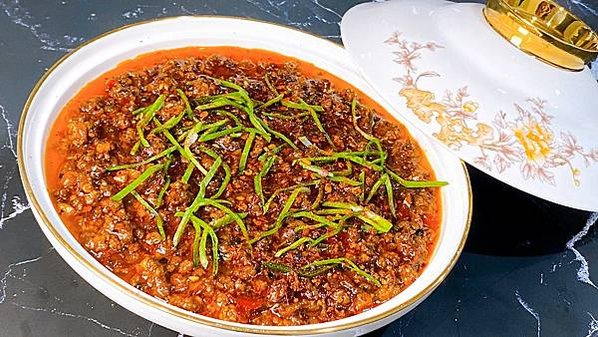 新潮裝豆腐  將四川名菜 麻婆豆腐 加以創新改變 加入頂級A5和牛絞肉炒製麻婆醬汁淋到剛出爐的蒸蛋上  （圖片由 渝悅撒椒提供）