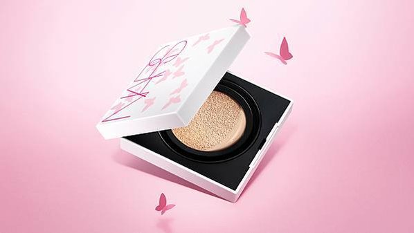 NARS 超持久亮顏氣墊粉餅 流光蝶羽版 情境圖