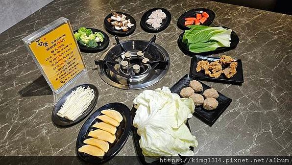 蘆洲火鍋推薦石寨自助石頭火鍋,肉肉控絕對不能錯過一盤100元