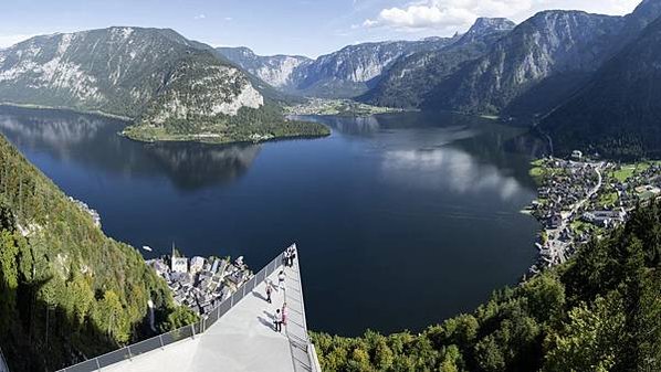 salzwelten_hallstatt_key_visual_skywalk_sommer_welterbeblick