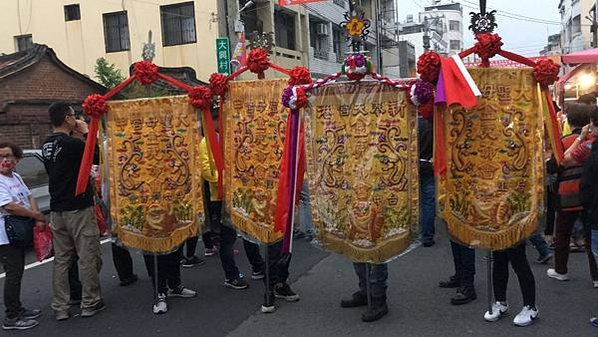 廟宇頭旗有三種形式，第三種是橫式的「菜刀旗」第二種是直式的「