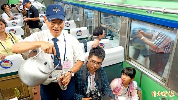 台鐵DR2700型柴油客車光華號「白鐵仔」，在1966年民國