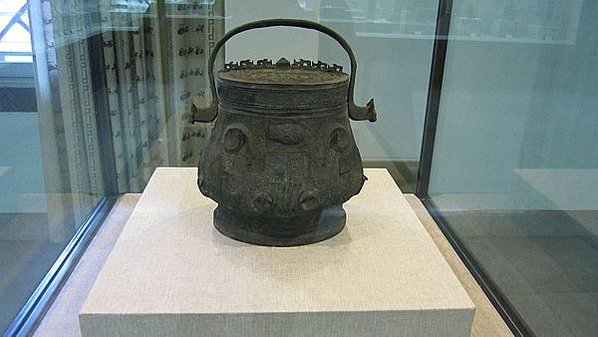 青銅卣/卣（音「友」）一種古代酒器，常見於商朝和西周時期，在