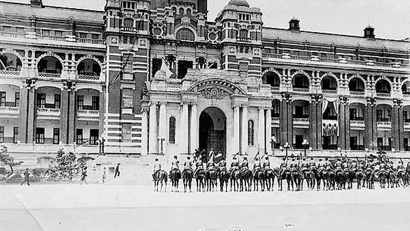 1923年騎兵於臺灣總督府前迎接日本皇太子裕仁_Cavalry_welcome_then_Japanese_Crown_Prince_Hirohito_visited_Taipei,_TAIWAN