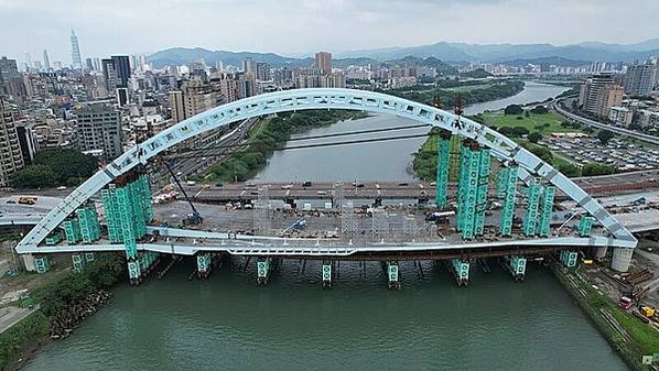 中正橋（舊名川端橋）完工於1937年，並於1971年10月改