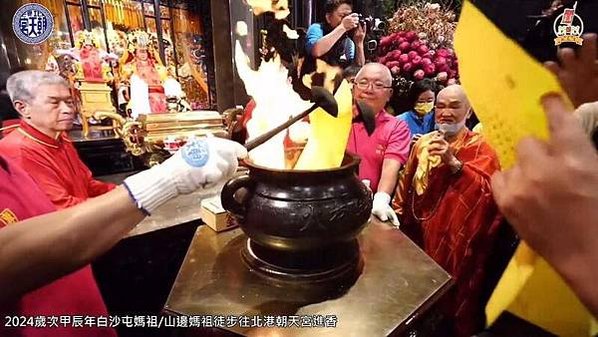 白沙屯媽祖前往北港朝天宮-10萬信眾擠爆！白沙屯媽祖婆徒步進