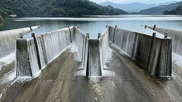 內社川鐵橋又稱為鯉魚潭橋-8座橋墩本體以紅磚砌築並附有石材，