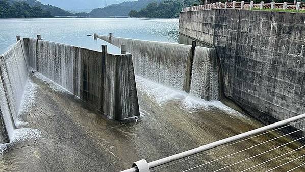 內社川鐵橋又稱為鯉魚潭橋-8座橋墩本體以紅磚砌築並附有石材，