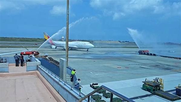 灑水禮/軍刀拱門/水門禮（water salute）是交通運