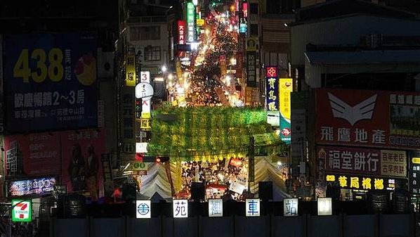 苑裡古圳水門為拱型石砌隧道「灌溉之母」，並設有螺旋捲揚門板-