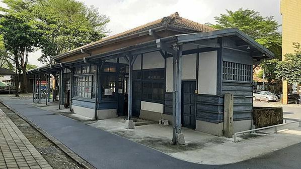 下淡水溪鐵橋位於台灣鐵路管理局屏東線九曲堂車站至六塊厝車站間