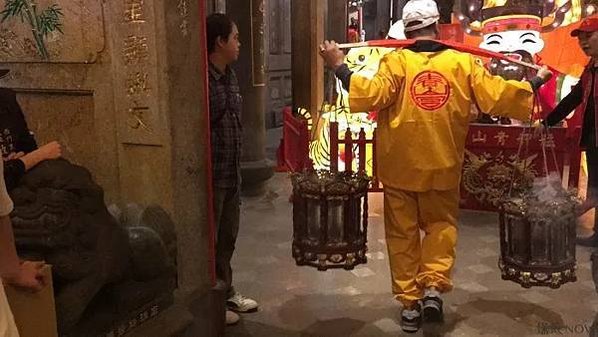 進香放頭旗/香擔/ 放頭旗→登轎→出發→到北港→拜天公─進火