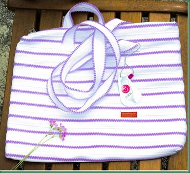 照射到太陽光後變色側肩拉鍊包 The Zipper Bag will Photochromic from white to purple.