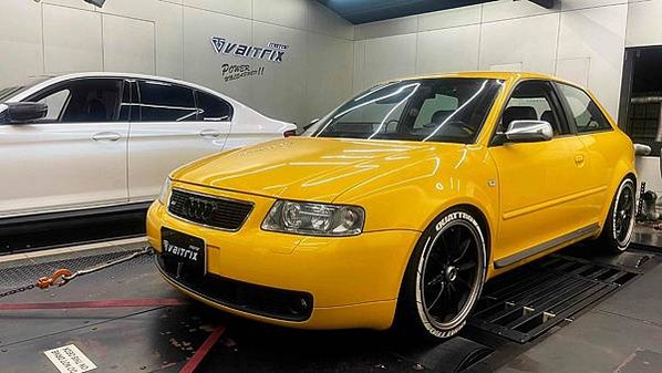 來自澳洲的汽車改裝品牌VAITRIX麥翠斯有最廣泛的車種適用產品，含汽油、柴油、油電混合車專用電子油門控制加速器，還能搭配外掛晶片及內寫，高品質且無後遺症之動力提升。外掛晶片可以選配由專屬藍芽App–AirForce GO切換一階、二階、三階ECU模式。  外掛晶片及電子油門控制器不影響原車引擎保固。搭配VAITRIX不眩光儀錶，渦輪壓力/水溫/油溫等應有盡有，使用原廠感知器對接，數據呈現100%正解，提升馬力同時監控愛車狀況。   最佳性能提升就選擇專用水噴電腦及套件，降溫效果最好，性能穩定提升，正確使用動力加倍不傷引擎。   在VAITRIX動力升級，完整實現客製化調校，根據車況、已改裝硬體與客戶需求調整程式。搭配馬力機驗證與HP TUNERS數據流，讓改裝沒有後顧之憂！   適用品牌車款： Audi奧迪、BMW寶馬、Porsche保時捷、Benz賓士、Honda本田、Toyota豐田、Mitsubishi三菱、Mazda馬自達、Nissan日產、Subaru速霸陸、VW福斯、Volvo富豪、Luxgen納智捷、Ford福特、Hyundai現代、Skoda斯柯達、Mini、MG、Altis、crv、chr、kicks、cla45、Focus mk4、 sienta 、camry、golf gti、golf 8、polo、kuga、rav4、odyssey、Santa Fe、C63s、Elantra Sport、Auris、Mini R56、540i、G63、RS6、RS7、M8、330i、E63、S63、HS、A180、Kamiq、Kodiaq、X3、Macan、Q3...等。   Truck卡車： Mitsubishi Fuso三菱扶桑、Hino日野、DAF達富、IVECO威凱、ISUZU五十鈴、SCANIA斯堪尼亞; Canter堅達、Fighter、Super Great、300 系、700系、CF85、LF45、LF55、L系、G系、R系、S系、Daily、Eurocargo、NQR、NPR、NMR、NRR   Motor重機： BMW寶馬、Ducati杜卡迪、Honda本田、Yamaha山葉、Aprilia阿普利亞、KTM、Husqvarna海絲瓜、Kawasaki川崎、Suzuki鈴木; S1000RR、S1000R、R1200GS、R9T、R1200GS、Scrambler、Monster、Panigale、Streetfighter、Supersport、Superbike、XDiavel、Hypermotard、RSV、SMC、Supermoto、Ninja、ZX-12R、ZX-6R、T-Max、Tenere、MT、Hayabusa、V-Strom、GSX-S1000