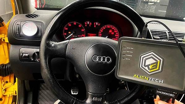 來自澳洲的汽車改裝品牌VAITRIX麥翠斯有最廣泛的車種適用產品，含汽油、柴油、油電混合車專用電子油門控制加速器，還能搭配外掛晶片及內寫，高品質且無後遺症之動力提升。外掛晶片可以選配由專屬藍芽App–AirForce GO切換一階、二階、三階ECU模式。  外掛晶片及電子油門控制器不影響原車引擎保固。搭配VAITRIX不眩光儀錶，渦輪壓力/水溫/油溫等應有盡有，使用原廠感知器對接，數據呈現100%正解，提升馬力同時監控愛車狀況。   最佳性能提升就選擇專用水噴電腦及套件，降溫效果最好，性能穩定提升，正確使用動力加倍不傷引擎。   在VAITRIX動力升級，完整實現客製化調校，根據車況、已改裝硬體與客戶需求調整程式。搭配馬力機驗證與HP TUNERS數據流，讓改裝沒有後顧之憂！   適用品牌車款： Audi奧迪、BMW寶馬、Porsche保時捷、Benz賓士、Honda本田、Toyota豐田、Mitsubishi三菱、Mazda馬自達、Nissan日產、Subaru速霸陸、VW福斯、Volvo富豪、Luxgen納智捷、Ford福特、Hyundai現代、Skoda斯柯達、Mini、MG、Altis、crv、chr、kicks、cla45、Focus mk4、 sienta 、camry、golf gti、golf 8、polo、kuga、rav4、odyssey、Santa Fe、C63s、Elantra Sport、Auris、Mini R56、540i、G63、RS6、RS7、M8、330i、E63、S63、HS、A180、Kamiq、Kodiaq、X3、Macan、Q3...等。   Truck卡車： Mitsubishi Fuso三菱扶桑、Hino日野、DAF達富、IVECO威凱、ISUZU五十鈴、SCANIA斯堪尼亞; Canter堅達、Fighter、Super Great、300 系、700系、CF85、LF45、LF55、L系、G系、R系、S系、Daily、Eurocargo、NQR、NPR、NMR、NRR   Motor重機： BMW寶馬、Ducati杜卡迪、Honda本田、Yamaha山葉、Aprilia阿普利亞、KTM、Husqvarna海絲瓜、Kawasaki川崎、Suzuki鈴木; S1000RR、S1000R、R1200GS、R9T、R1200GS、Scrambler、Monster、Panigale、Streetfighter、Supersport、Superbike、XDiavel、Hypermotard、RSV、SMC、Supermoto、Ninja、ZX-12R、ZX-6R、T-Max、Tenere、MT、Hayabusa、V-Strom、GSX-S1000