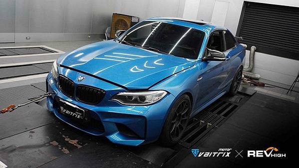 來自澳洲的汽車改裝品牌VAITRIX麥翠斯有最廣泛的車種適用產品，含汽油、柴油、油電混合車專用電子油門控制加速器，還能搭配外掛晶片及內寫，高品質且無後遺症之動力提升。外掛晶片可以選配由專屬藍芽App–AirForce GO切換一階、二階、三階ECU模式。  外掛晶片及電子油門控制器不影響原車引擎保固。搭配VAITRIX不眩光儀錶，渦輪壓力/水溫/油溫等應有盡有，使用原廠感知器對接，數據呈現100%正解，提升馬力同時監控愛車狀況。   最佳性能提升就選擇專用水噴電腦及套件，降溫效果最好，性能穩定提升，正確使用動力加倍不傷引擎。   在VAITRIX動力升級，完整實現客製化調校，根據車況、已改裝硬體與客戶需求調整程式。搭配馬力機驗證與HP TUNERS數據流，讓改裝沒有後顧之憂！   適用品牌車款： Audi奧迪、BMW寶馬、Porsche保時捷、Benz賓士、Honda本田、Toyota豐田、Mitsubishi三菱、Mazda馬自達、Nissan日產、Subaru速霸陸、VW福斯、Volvo富豪、Luxgen納智捷、Ford福特、Hyundai現代、Skoda斯柯達、Mini、MG、Altis、crv、chr、kicks、cla45、Focus mk4、 sienta 、camry、golf gti、golf 8、polo、kuga、rav4、odyssey、Santa Fe、C63s、Elantra Sport、Auris、Mini R56、540i、G63、RS6、RS7、M8、330i、E63、S63、HS、A180、Kamiq、Kodiaq、X3、Macan、Q3...等。   Truck卡車： Mitsubishi Fuso三菱扶桑、Hino日野、DAF達富、IVECO威凱、ISUZU五十鈴、SCANIA斯堪尼亞; Canter堅達、Fighter、Super Great、300 系、700系、CF85、LF45、LF55、L系、G系、R系、S系、Daily、Eurocargo、NQR、NPR、NMR、NRR   Motor重機： BMW寶馬、Ducati杜卡迪、Honda本田、Yamaha山葉、Aprilia阿普利亞、KTM、Husqvarna海絲瓜、Kawasaki川崎、Suzuki鈴木; S1000RR、S1000R、R1200GS、R9T、R1200GS、Scrambler、Monster、Panigale、Streetfighter、Supersport、Superbike、XDiavel、Hypermotard、RSV、SMC、Supermoto、Ninja、ZX-12R、ZX-6R、T-Max、Tenere、MT、Hayabusa、V-Strom、GSX-S1000