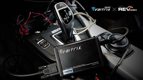來自澳洲的汽車改裝品牌VAITRIX麥翠斯有最廣泛的車種適用產品，含汽油、柴油、油電混合車專用電子油門控制加速器，還能搭配外掛晶片及內寫，高品質且無後遺症之動力提升。外掛晶片可以選配由專屬藍芽App–AirForce GO切換一階、二階、三階ECU模式。  外掛晶片及電子油門控制器不影響原車引擎保固。搭配VAITRIX不眩光儀錶，渦輪壓力/水溫/油溫等應有盡有，使用原廠感知器對接，數據呈現100%正解，提升馬力同時監控愛車狀況。   最佳性能提升就選擇專用水噴電腦及套件，降溫效果最好，性能穩定提升，正確使用動力加倍不傷引擎。   在VAITRIX動力升級，完整實現客製化調校，根據車況、已改裝硬體與客戶需求調整程式。搭配馬力機驗證與HP TUNERS數據流，讓改裝沒有後顧之憂！   適用品牌車款： Audi奧迪、BMW寶馬、Porsche保時捷、Benz賓士、Honda本田、Toyota豐田、Mitsubishi三菱、Mazda馬自達、Nissan日產、Subaru速霸陸、VW福斯、Volvo富豪、Luxgen納智捷、Ford福特、Hyundai現代、Skoda斯柯達、Mini、MG、Altis、crv、chr、kicks、cla45、Focus mk4、 sienta 、camry、golf gti、golf 8、polo、kuga、rav4、odyssey、Santa Fe、C63s、Elantra Sport、Auris、Mini R56、540i、G63、RS6、RS7、M8、330i、E63、S63、HS、A180、Kamiq、Kodiaq、X3、Macan、Q3...等。   Truck卡車： Mitsubishi Fuso三菱扶桑、Hino日野、DAF達富、IVECO威凱、ISUZU五十鈴、SCANIA斯堪尼亞; Canter堅達、Fighter、Super Great、300 系、700系、CF85、LF45、LF55、L系、G系、R系、S系、Daily、Eurocargo、NQR、NPR、NMR、NRR   Motor重機： BMW寶馬、Ducati杜卡迪、Honda本田、Yamaha山葉、Aprilia阿普利亞、KTM、Husqvarna海絲瓜、Kawasaki川崎、Suzuki鈴木; S1000RR、S1000R、R1200GS、R9T、R1200GS、Scrambler、Monster、Panigale、Streetfighter、Supersport、Superbike、XDiavel、Hypermotard、RSV、SMC、Supermoto、Ninja、ZX-12R、ZX-6R、T-Max、Tenere、MT、Hayabusa、V-Strom、GSX-S1000