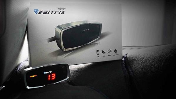 來自澳洲的汽車改裝品牌VAITRIX麥翠斯有最廣泛的車種適用產品，含汽油、柴油、油電混合車專用電子油門控制加速器，還能搭配外掛晶片及內寫，高品質且無後遺症之動力提升。外掛晶片可以選配由專屬藍芽App–AirForce GO切換一階、二階、三階ECU模式。  外掛晶片及電子油門控制器不影響原車引擎保固。搭配VAITRIX不眩光儀錶，渦輪壓力/水溫/油溫等應有盡有，使用原廠感知器對接，數據呈現100%正解，提升馬力同時監控愛車狀況。   最佳性能提升就選擇專用水噴電腦及套件，降溫效果最好，性能穩定提升，正確使用動力加倍不傷引擎。   在VAITRIX動力升級，完整實現客製化調校，根據車況、已改裝硬體與客戶需求調整程式。搭配馬力機驗證與HP TUNERS數據流，讓改裝沒有後顧之憂！   適用品牌車款： Audi奧迪、BMW寶馬、Porsche保時捷、Benz賓士、Honda本田、Toyota豐田、Mitsubishi三菱、Mazda馬自達、Nissan日產、Subaru速霸陸、VW福斯、Volvo富豪、Luxgen納智捷、Ford福特、Hyundai現代、Skoda斯柯達、Mini、MG、Altis、crv、chr、kicks、cla45、Focus mk4、 sienta 、camry、golf gti、golf 8、polo、kuga、rav4、odyssey、Santa Fe、C63s、Elantra Sport、Auris、Mini R56、540i、G63、RS6、RS7、M8、330i、E63、S63、HS、A180、Kamiq、Kodiaq、X3、Macan、Q3...等。   Truck卡車： Mitsubishi Fuso三菱扶桑、Hino日野、DAF達富、IVECO威凱、ISUZU五十鈴、SCANIA斯堪尼亞; Canter堅達、Fighter、Super Great、300 系、700系、CF85、LF45、LF55、L系、G系、R系、S系、Daily、Eurocargo、NQR、NPR、NMR、NRR   Motor重機： BMW寶馬、Ducati杜卡迪、Honda本田、Yamaha山葉、Aprilia阿普利亞、KTM、Husqvarna海絲瓜、Kawasaki川崎、Suzuki鈴木; S1000RR、S1000R、R1200GS、R9T、R1200GS、Scrambler、Monster、Panigale、Streetfighter、Supersport、Superbike、XDiavel、Hypermotard、RSV、SMC、Supermoto、Ninja、ZX-12R、ZX-6R、T-Max、Tenere、MT、Hayabusa、V-Strom、GSX-S1000