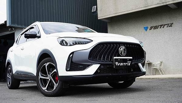 來自澳洲的汽車改裝品牌VAITRIX麥翠斯有最廣泛的車種適用產品，含汽油、柴油、油電混合車專用電子油門控制加速器，還能搭配外掛晶片及內寫，高品質且無後遺症之動力提升。外掛晶片可以選配由專屬藍芽App–AirForce GO切換一階、二階、三階ECU模式。  外掛晶片及電子油門控制器不影響原車引擎保固。搭配VAITRIX不眩光儀錶，渦輪壓力/水溫/油溫等應有盡有，使用原廠感知器對接，數據呈現100%正解，提升馬力同時監控愛車狀況。   最佳性能提升就選擇專用水噴電腦及套件，降溫效果最好，性能穩定提升，正確使用動力加倍不傷引擎。   在VAITRIX動力升級，完整實現客製化調校，根據車況、已改裝硬體與客戶需求調整程式。搭配馬力機驗證與HP TUNERS數據流，讓改裝沒有後顧之憂！   適用品牌車款： Audi奧迪、BMW寶馬、Porsche保時捷、Benz賓士、Honda本田、Toyota豐田、Mitsubishi三菱、Mazda馬自達、Nissan日產、Subaru速霸陸、VW福斯、Volvo富豪、Luxgen納智捷、Ford福特、Hyundai現代、Skoda斯柯達、Mini、MG、Altis、crv、chr、kicks、cla45、Focus mk4、 sienta 、camry、golf gti、golf 8、polo、kuga、rav4、odyssey、Santa Fe、C63s、Elantra Sport、Auris、Mini R56、540i、G63、RS6、RS7、M8、330i、E63、S63、HS、A180、Kamiq、Kodiaq、X3、Macan、Q3...等。   Truck卡車： Mitsubishi Fuso三菱扶桑、Hino日野、DAF達富、IVECO威凱、ISUZU五十鈴、SCANIA斯堪尼亞; Canter堅達、Fighter、Super Great、300 系、700系、CF85、LF45、LF55、L系、G系、R系、S系、Daily、Eurocargo、NQR、NPR、NMR、NRR   Motor重機： BMW寶馬、Ducati杜卡迪、Honda本田、Yamaha山葉、Aprilia阿普利亞、KTM、Husqvarna海絲瓜、Kawasaki川崎、Suzuki鈴木; S1000RR、S1000R、R1200GS、R9T、R1200GS、Scrambler、Monster、Panigale、Streetfighter、Supersport、Superbike、XDiavel、Hypermotard、RSV、SMC、Supermoto、Ninja、ZX-12R、ZX-6R、T-Max、Tenere、MT、Hayabusa、V-Strom、GSX-S1000