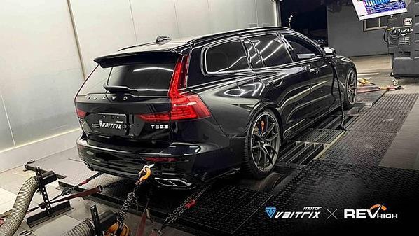 來自澳洲的汽車改裝品牌VAITRIX麥翠斯有最廣泛的車種適用產品，含汽油、柴油、油電混合車專用電子油門控制加速器，還能搭配外掛晶片及內寫，高品質且無後遺症之動力提升。外掛晶片可以選配由專屬藍芽App–AirForce GO切換一階、二階、三階ECU模式。  外掛晶片及電子油門控制器不影響原車引擎保固。搭配VAITRIX不眩光儀錶，渦輪壓力/水溫/油溫等應有盡有，使用原廠感知器對接，數據呈現100%正解，提升馬力同時監控愛車狀況。   最佳性能提升就選擇專用水噴電腦及套件，降溫效果最好，性能穩定提升，正確使用動力加倍不傷引擎。   在VAITRIX動力升級，完整實現客製化調校，根據車況、已改裝硬體與客戶需求調整程式。搭配馬力機驗證與HP TUNERS數據流，讓改裝沒有後顧之憂！   適用品牌車款： Audi奧迪、BMW寶馬、Porsche保時捷、Benz賓士、Honda本田、Toyota豐田、Mitsubishi三菱、Mazda馬自達、Nissan日產、Subaru速霸陸、VW福斯、Volvo富豪、Luxgen納智捷、Ford福特、Hyundai現代、Skoda斯柯達、Mini、MG、Altis、crv、chr、kicks、cla45、Focus mk4、 sienta 、camry、golf gti、golf 8、polo、kuga、rav4、odyssey、Santa Fe、C63s、Elantra Sport、Auris、Mini R56、540i、G63、RS6、RS7、M8、330i、E63、S63、HS、A180、Kamiq、Kodiaq、X3、Macan、Q3...等。   Truck卡車： Mitsubishi Fuso三菱扶桑、Hino日野、DAF達富、IVECO威凱、ISUZU五十鈴、SCANIA斯堪尼亞; Canter堅達、Fighter、Super Great、300 系、700系、CF85、LF45、LF55、L系、G系、R系、S系、Daily、Eurocargo、NQR、NPR、NMR、NRR   Motor重機： BMW寶馬、Ducati杜卡迪、Honda本田、Yamaha山葉、Aprilia阿普利亞、KTM、Husqvarna海絲瓜、Kawasaki川崎、Suzuki鈴木; S1000RR、S1000R、R1200GS、R9T、R1200GS、Scrambler、Monster、Panigale、Streetfighter、Supersport、Superbike、XDiavel、Hypermotard、RSV、SMC、Supermoto、Ninja、ZX-12R、ZX-6R、T-Max、Tenere、MT、Hayabusa、V-Strom、GSX-S1000
