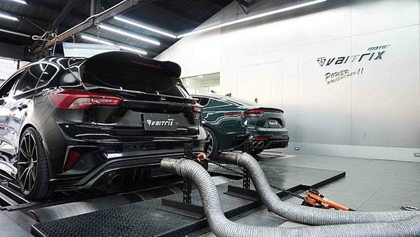來自澳洲的汽車改裝品牌VAITRIX麥翠斯有最廣泛的車種適用產品，含汽油、柴油、油電混合車專用電子油門控制加速器，還能搭配外掛晶片及內寫，高品質且無後遺症之動力提升。外掛晶片可以選配由專屬藍芽App–AirForce GO切換一階、二階、三階ECU模式。  外掛晶片及電子油門控制器不影響原車引擎保固。搭配VAITRIX不眩光儀錶，渦輪壓力/水溫/油溫等應有盡有，使用原廠感知器對接，數據呈現100%正解，提升馬力同時監控愛車狀況。   最佳性能提升就選擇專用水噴電腦及套件，降溫效果最好，性能穩定提升，正確使用動力加倍不傷引擎。   在VAITRIX動力升級，完整實現客製化調校，根據車況、已改裝硬體與客戶需求調整程式。搭配馬力機驗證與HP TUNERS數據流，讓改裝沒有後顧之憂！   適用品牌車款： Audi奧迪、BMW寶馬、Porsche保時捷、Benz賓士、Honda本田、Toyota豐田、Mitsubishi三菱、Mazda馬自達、Nissan日產、Subaru速霸陸、VW福斯、Volvo富豪、Luxgen納智捷、Ford福特、Hyundai現代、Skoda斯柯達、Mini、MG、Altis、crv、chr、kicks、cla45、Focus mk4、 sienta 、camry、golf gti、golf 8、polo、kuga、rav4、odyssey、Santa Fe、C63s、Elantra Sport、Auris、Mini R56、540i、G63、RS6、RS7、M8、330i、E63、S63、HS、A180、Kamiq、Kodiaq、X3、Macan、Q3...等。   Truck卡車： Mitsubishi Fuso三菱扶桑、Hino日野、DAF達富、IVECO威凱、ISUZU五十鈴、SCANIA斯堪尼亞; Canter堅達、Fighter、Super Great、300 系、700系、CF85、LF45、LF55、L系、G系、R系、S系、Daily、Eurocargo、NQR、NPR、NMR、NRR   Motor重機： BMW寶馬、Ducati杜卡迪、Honda本田、Yamaha山葉、Aprilia阿普利亞、KTM、Husqvarna海絲瓜、Kawasaki川崎、Suzuki鈴木; S1000RR、S1000R、R1200GS、R9T、R1200GS、Scrambler、Monster、Panigale、Streetfighter、Supersport、Superbike、XDiavel、Hypermotard、RSV、SMC、Supermoto、Ninja、ZX-12R、ZX-6R、T-Max、Tenere、MT、Hayabusa、V-Strom、GSX-S1000