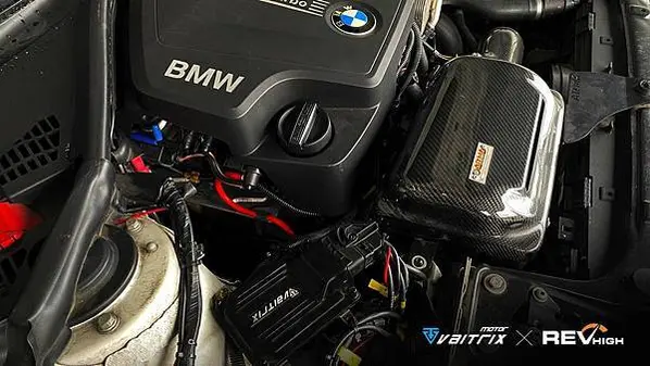 來自澳洲的汽車改裝品牌VAITRIX麥翠斯有最廣泛的車種適用產品，含汽油、柴油、油電混合車專用電子油門控制加速器，還能搭配外掛晶片及內寫，高品質且無後遺症之動力提升。外掛晶片可以選配由專屬藍芽App–AirForce GO切換一階、二階、三階ECU模式。  外掛晶片及電子油門控制器不影響原車引擎保固。搭配VAITRIX不眩光儀錶，渦輪壓力/水溫/油溫等應有盡有，使用原廠感知器對接，數據呈現100%正解，提升馬力同時監控愛車狀況。   最佳性能提升就選擇專用水噴電腦及套件，降溫效果最好，性能穩定提升，正確使用動力加倍不傷引擎。   在VAITRIX動力升級，完整實現客製化調校，根據車況、已改裝硬體與客戶需求調整程式。搭配馬力機驗證與HP TUNERS數據流，讓改裝沒有後顧之憂！   適用品牌車款： Audi奧迪、BMW寶馬、Porsche保時捷、Benz賓士、Honda本田、Toyota豐田、Mitsubishi三菱、Mazda馬自達、Nissan日產、Subaru速霸陸、VW福斯、Volvo富豪、Luxgen納智捷、Ford福特、Hyundai現代、Skoda斯柯達、Mini、MG、Altis、crv、chr、kicks、cla45、Focus mk4、 sienta 、camry、golf gti、golf 8、polo、kuga、rav4、odyssey、Santa Fe、C63s、Elantra Sport、Auris、Mini R56、540i、G63、RS6、RS7、M8、330i、E63、S63、HS、A180、Kamiq、Kodiaq、X3、Macan、Q3...等。   Truck卡車： Mitsubishi Fuso三菱扶桑、Hino日野、DAF達富、IVECO威凱、ISUZU五十鈴、SCANIA斯堪尼亞; Canter堅達、Fighter、Super Great、300 系、700系、CF85、LF45、LF55、L系、G系、R系、S系、Daily、Eurocargo、NQR、NPR、NMR、NRR   Motor重機： BMW寶馬、Ducati杜卡迪、Honda本田、Yamaha山葉、Aprilia阿普利亞、KTM、Husqvarna海絲瓜、Kawasaki川崎、Suzuki鈴木; S1000RR、S1000R、R1200GS、R9T、R1200GS、Scrambler、Monster、Panigale、Streetfighter、Supersport、Superbike、XDiavel、Hypermotard、RSV、SMC、Supermoto、Ninja、ZX-12R、ZX-6R、T-Max、Tenere、MT、Hayabusa、V-Strom、GSX-S1000