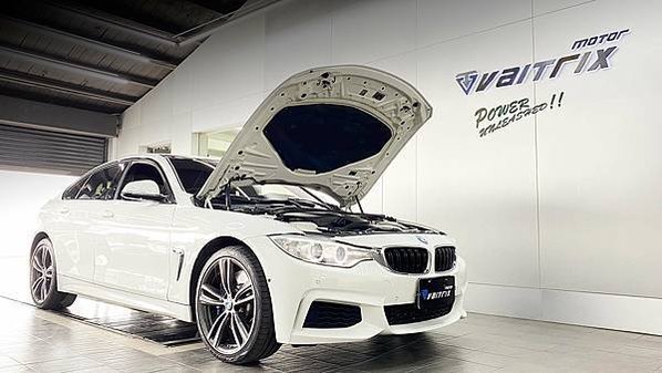 來自澳洲的汽車改裝品牌VAITRIX麥翠斯有最廣泛的車種適用產品，含汽油、柴油、油電混合車專用電子油門控制加速器，還能搭配外掛晶片及內寫，高品質且無後遺症之動力提升。外掛晶片可以選配由專屬藍芽App–AirForce GO切換一階、二階、三階ECU模式。  外掛晶片及電子油門控制器不影響原車引擎保固。搭配VAITRIX不眩光儀錶，渦輪壓力/水溫/油溫等應有盡有，使用原廠感知器對接，數據呈現100%正解，提升馬力同時監控愛車狀況。   最佳性能提升就選擇專用水噴電腦及套件，降溫效果最好，性能穩定提升，正確使用動力加倍不傷引擎。   在VAITRIX動力升級，完整實現客製化調校，根據車況、已改裝硬體與客戶需求調整程式。搭配馬力機驗證與HP TUNERS數據流，讓改裝沒有後顧之憂！   適用品牌車款： Audi奧迪、BMW寶馬、Porsche保時捷、Benz賓士、Honda本田、Toyota豐田、Mitsubishi三菱、Mazda馬自達、Nissan日產、Subaru速霸陸、VW福斯、Volvo富豪、Luxgen納智捷、Ford福特、Hyundai現代、Skoda斯柯達、Mini、MG、Altis、crv、chr、kicks、cla45、Focus mk4、 sienta 、camry、golf gti、golf 8、polo、kuga、rav4、odyssey、Santa Fe、C63s、Elantra Sport、Auris、Mini R56、540i、G63、RS6、RS7、M8、330i、E63、S63、HS、A180、Kamiq、Kodiaq、X3、Macan、Q3...等。   Truck卡車： Mitsubishi Fuso三菱扶桑、Hino日野、DAF達富、IVECO威凱、ISUZU五十鈴、SCANIA斯堪尼亞; Canter堅達、Fighter、Super Great、300 系、700系、CF85、LF45、LF55、L系、G系、R系、S系、Daily、Eurocargo、NQR、NPR、NMR、NRR   Motor重機： BMW寶馬、Ducati杜卡迪、Honda本田、Yamaha山葉、Aprilia阿普利亞、KTM、Husqvarna海絲瓜、Kawasaki川崎、Suzuki鈴木; S1000RR、S1000R、R1200GS、R9T、R1200GS、Scrambler、Monster、Panigale、Streetfighter、Supersport、Superbike、XDiavel、Hypermotard、RSV、SMC、Supermoto、Ninja、ZX-12R、ZX-6R、T-Max、Tenere、MT、Hayabusa、V-Strom、GSX-S1000