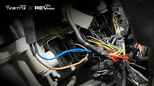 來自澳洲的汽車改裝品牌VAITRIX麥翠斯有最廣泛的車種適用產品，含汽油、柴油、油電混合車專用電子油門控制加速器，還能搭配外掛晶片及內寫，高品質且無後遺症之動力提升。外掛晶片可以選配由專屬藍芽App–AirForce GO切換一階、二階、三階ECU模式。  外掛晶片及電子油門控制器不影響原車引擎保固。搭配VAITRIX不眩光儀錶，渦輪壓力/水溫/油溫等應有盡有，使用原廠感知器對接，數據呈現100%正解，提升馬力同時監控愛車狀況。   最佳性能提升就選擇專用水噴電腦及套件，降溫效果最好，性能穩定提升，正確使用動力加倍不傷引擎。   在VAITRIX動力升級，完整實現客製化調校，根據車況、已改裝硬體與客戶需求調整程式。搭配馬力機驗證與HP TUNERS數據流，讓改裝沒有後顧之憂！   適用品牌車款： Audi奧迪、BMW寶馬、Porsche保時捷、Benz賓士、Honda本田、Toyota豐田、Mitsubishi三菱、Mazda馬自達、Nissan日產、Subaru速霸陸、VW福斯、Volvo富豪、Luxgen納智捷、Ford福特、Hyundai現代、Skoda斯柯達、Mini、MG、Altis、crv、chr、kicks、cla45、Focus mk4、 sienta 、camry、golf gti、golf 8、polo、kuga、rav4、odyssey、Santa Fe、C63s、Elantra Sport、Auris、Mini R56、540i、G63、RS6、RS7、M8、330i、E63、S63、HS、A180、Kamiq、Kodiaq、X3、Macan、Q3...等。   Truck卡車： Mitsubishi Fuso三菱扶桑、Hino日野、DAF達富、IVECO威凱、ISUZU五十鈴、SCANIA斯堪尼亞; Canter堅達、Fighter、Super Great、300 系、700系、CF85、LF45、LF55、L系、G系、R系、S系、Daily、Eurocargo、NQR、NPR、NMR、NRR   Motor重機： BMW寶馬、Ducati杜卡迪、Honda本田、Yamaha山葉、Aprilia阿普利亞、KTM、Husqvarna海絲瓜、Kawasaki川崎、Suzuki鈴木; S1000RR、S1000R、R1200GS、R9T、R1200GS、Scrambler、Monster、Panigale、Streetfighter、Supersport、Superbike、XDiavel、Hypermotard、RSV、SMC、Supermoto、Ninja、ZX-12R、ZX-6R、T-Max、Tenere、MT、Hayabusa、V-Strom、GSX-S1000