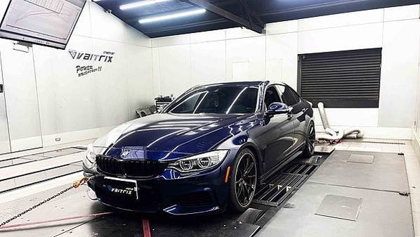 來自澳洲的汽車改裝品牌VAITRIX麥翠斯有最廣泛的車種適用產品，含汽油、柴油、油電混合車專用電子油門控制加速器，還能搭配外掛晶片及內寫，高品質且無後遺症之動力提升。外掛晶片可以選配由專屬藍芽App–AirForce GO切換一階、二階、三階ECU模式。  外掛晶片及電子油門控制器不影響原車引擎保固。搭配VAITRIX不眩光儀錶，渦輪壓力/水溫/油溫等應有盡有，使用原廠感知器對接，數據呈現100%正解，提升馬力同時監控愛車狀況。   最佳性能提升就選擇專用水噴電腦及套件，降溫效果最好，性能穩定提升，正確使用動力加倍不傷引擎。   在VAITRIX動力升級，完整實現客製化調校，根據車況、已改裝硬體與客戶需求調整程式。搭配馬力機驗證與HP TUNERS數據流，讓改裝沒有後顧之憂！   適用品牌車款： Audi奧迪、BMW寶馬、Porsche保時捷、Benz賓士、Honda本田、Toyota豐田、Mitsubishi三菱、Mazda馬自達、Nissan日產、Subaru速霸陸、VW福斯、Volvo富豪、Luxgen納智捷、Ford福特、Hyundai現代、Skoda斯柯達、Mini、MG、Altis、crv、chr、kicks、cla45、Focus mk4、 sienta 、camry、golf gti、golf 8、polo、kuga、rav4、odyssey、Santa Fe、C63s、Elantra Sport、Auris、Mini R56、540i、G63、RS6、RS7、M8、330i、E63、S63、HS、A180、Kamiq、Kodiaq、X3、Macan、Q3...等。   Truck卡車： Mitsubishi Fuso三菱扶桑、Hino日野、DAF達富、IVECO威凱、ISUZU五十鈴、SCANIA斯堪尼亞; Canter堅達、Fighter、Super Great、300 系、700系、CF85、LF45、LF55、L系、G系、R系、S系、Daily、Eurocargo、NQR、NPR、NMR、NRR   Motor重機： BMW寶馬、Ducati杜卡迪、Honda本田、Yamaha山葉、Aprilia阿普利亞、KTM、Husqvarna海絲瓜、Kawasaki川崎、Suzuki鈴木; S1000RR、S1000R、R1200GS、R9T、R1200GS、Scrambler、Monster、Panigale、Streetfighter、Supersport、Superbike、XDiavel、Hypermotard、RSV、SMC、Supermoto、Ninja、ZX-12R、ZX-6R、T-Max、Tenere、MT、Hayabusa、V-Strom、GSX-S1000