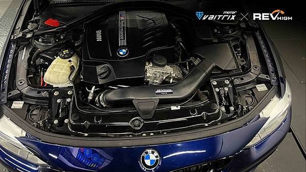 來自澳洲的汽車改裝品牌VAITRIX麥翠斯有最廣泛的車種適用產品，含汽油、柴油、油電混合車專用電子油門控制加速器，還能搭配外掛晶片及內寫，高品質且無後遺症之動力提升。外掛晶片可以選配由專屬藍芽App–AirForce GO切換一階、二階、三階ECU模式。  外掛晶片及電子油門控制器不影響原車引擎保固。搭配VAITRIX不眩光儀錶，渦輪壓力/水溫/油溫等應有盡有，使用原廠感知器對接，數據呈現100%正解，提升馬力同時監控愛車狀況。   最佳性能提升就選擇專用水噴電腦及套件，降溫效果最好，性能穩定提升，正確使用動力加倍不傷引擎。   在VAITRIX動力升級，完整實現客製化調校，根據車況、已改裝硬體與客戶需求調整程式。搭配馬力機驗證與HP TUNERS數據流，讓改裝沒有後顧之憂！   適用品牌車款： Audi奧迪、BMW寶馬、Porsche保時捷、Benz賓士、Honda本田、Toyota豐田、Mitsubishi三菱、Mazda馬自達、Nissan日產、Subaru速霸陸、VW福斯、Volvo富豪、Luxgen納智捷、Ford福特、Hyundai現代、Skoda斯柯達、Mini、MG、Altis、crv、chr、kicks、cla45、Focus mk4、 sienta 、camry、golf gti、golf 8、polo、kuga、rav4、odyssey、Santa Fe、C63s、Elantra Sport、Auris、Mini R56、540i、G63、RS6、RS7、M8、330i、E63、S63、HS、A180、Kamiq、Kodiaq、X3、Macan、Q3...等。   Truck卡車： Mitsubishi Fuso三菱扶桑、Hino日野、DAF達富、IVECO威凱、ISUZU五十鈴、SCANIA斯堪尼亞; Canter堅達、Fighter、Super Great、300 系、700系、CF85、LF45、LF55、L系、G系、R系、S系、Daily、Eurocargo、NQR、NPR、NMR、NRR   Motor重機： BMW寶馬、Ducati杜卡迪、Honda本田、Yamaha山葉、Aprilia阿普利亞、KTM、Husqvarna海絲瓜、Kawasaki川崎、Suzuki鈴木; S1000RR、S1000R、R1200GS、R9T、R1200GS、Scrambler、Monster、Panigale、Streetfighter、Supersport、Superbike、XDiavel、Hypermotard、RSV、SMC、Supermoto、Ninja、ZX-12R、ZX-6R、T-Max、Tenere、MT、Hayabusa、V-Strom、GSX-S1000