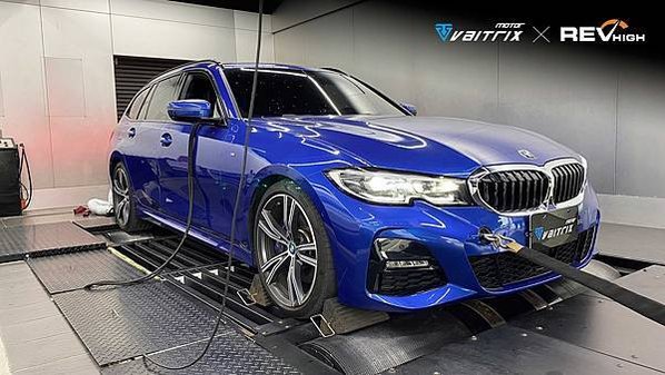 來自澳洲的汽車改裝品牌VAITRIX麥翠斯有最廣泛的車種適用產品，含汽油、柴油、油電混合車專用電子油門控制加速器，還能搭配外掛晶片及內寫，高品質且無後遺症之動力提升。外掛晶片可以選配由專屬藍芽App–AirForce GO切換一階、二階、三階ECU模式。  外掛晶片及電子油門控制器不影響原車引擎保固。搭配VAITRIX不眩光儀錶，渦輪壓力/水溫/油溫等應有盡有，使用原廠感知器對接，數據呈現100%正解，提升馬力同時監控愛車狀況。   最佳性能提升就選擇專用水噴電腦及套件，降溫效果最好，性能穩定提升，正確使用動力加倍不傷引擎。   在VAITRIX動力升級，完整實現客製化調校，根據車況、已改裝硬體與客戶需求調整程式。搭配馬力機驗證與HP TUNERS數據流，讓改裝沒有後顧之憂！   適用品牌車款： Audi奧迪、BMW寶馬、Porsche保時捷、Benz賓士、Honda本田、Toyota豐田、Mitsubishi三菱、Mazda馬自達、Nissan日產、Subaru速霸陸、VW福斯、Volvo富豪、Luxgen納智捷、Ford福特、Hyundai現代、Skoda斯柯達、Mini、MG、Altis、crv、chr、kicks、cla45、Focus mk4、 sienta 、camry、golf gti、golf 8、polo、kuga、rav4、odyssey、Santa Fe、C63s、Elantra Sport、Auris、Mini R56、540i、G63、RS6、RS7、M8、330i、E63、S63、HS、A180、Kamiq、Kodiaq、X3、Macan、Q3...等。   Truck卡車： Mitsubishi Fuso三菱扶桑、Hino日野、DAF達富、IVECO威凱、ISUZU五十鈴、SCANIA斯堪尼亞; Canter堅達、Fighter、Super Great、300 系、700系、CF85、LF45、LF55、L系、G系、R系、S系、Daily、Eurocargo、NQR、NPR、NMR、NRR   Motor重機： BMW寶馬、Ducati杜卡迪、Honda本田、Yamaha山葉、Aprilia阿普利亞、KTM、Husqvarna海絲瓜、Kawasaki川崎、Suzuki鈴木; S1000RR、S1000R、R1200GS、R9T、R1200GS、Scrambler、Monster、Panigale、Streetfighter、Supersport、Superbike、XDiavel、Hypermotard、RSV、SMC、Supermoto、Ninja、ZX-12R、ZX-6R、T-Max、Tenere、MT、Hayabusa、V-Strom、GSX-S1000