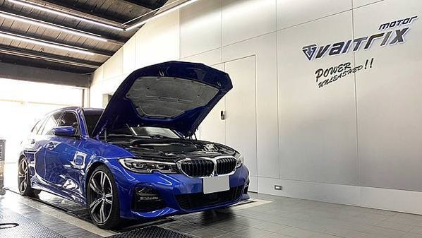 來自澳洲的汽車改裝品牌VAITRIX麥翠斯有最廣泛的車種適用產品，含汽油、柴油、油電混合車專用電子油門控制加速器，還能搭配外掛晶片及內寫，高品質且無後遺症之動力提升。外掛晶片可以選配由專屬藍芽App–AirForce GO切換一階、二階、三階ECU模式。  外掛晶片及電子油門控制器不影響原車引擎保固。搭配VAITRIX不眩光儀錶，渦輪壓力/水溫/油溫等應有盡有，使用原廠感知器對接，數據呈現100%正解，提升馬力同時監控愛車狀況。   最佳性能提升就選擇專用水噴電腦及套件，降溫效果最好，性能穩定提升，正確使用動力加倍不傷引擎。   在VAITRIX動力升級，完整實現客製化調校，根據車況、已改裝硬體與客戶需求調整程式。搭配馬力機驗證與HP TUNERS數據流，讓改裝沒有後顧之憂！   適用品牌車款： Audi奧迪、BMW寶馬、Porsche保時捷、Benz賓士、Honda本田、Toyota豐田、Mitsubishi三菱、Mazda馬自達、Nissan日產、Subaru速霸陸、VW福斯、Volvo富豪、Luxgen納智捷、Ford福特、Hyundai現代、Skoda斯柯達、Mini、MG、Altis、crv、chr、kicks、cla45、Focus mk4、 sienta 、camry、golf gti、golf 8、polo、kuga、rav4、odyssey、Santa Fe、C63s、Elantra Sport、Auris、Mini R56、540i、G63、RS6、RS7、M8、330i、E63、S63、HS、A180、Kamiq、Kodiaq、X3、Macan、Q3...等。   Truck卡車： Mitsubishi Fuso三菱扶桑、Hino日野、DAF達富、IVECO威凱、ISUZU五十鈴、SCANIA斯堪尼亞; Canter堅達、Fighter、Super Great、300 系、700系、CF85、LF45、LF55、L系、G系、R系、S系、Daily、Eurocargo、NQR、NPR、NMR、NRR   Motor重機： BMW寶馬、Ducati杜卡迪、Honda本田、Yamaha山葉、Aprilia阿普利亞、KTM、Husqvarna海絲瓜、Kawasaki川崎、Suzuki鈴木; S1000RR、S1000R、R1200GS、R9T、R1200GS、Scrambler、Monster、Panigale、Streetfighter、Supersport、Superbike、XDiavel、Hypermotard、RSV、SMC、Supermoto、Ninja、ZX-12R、ZX-6R、T-Max、Tenere、MT、Hayabusa、V-Strom、GSX-S1000