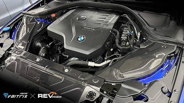 來自澳洲的汽車改裝品牌VAITRIX麥翠斯有最廣泛的車種適用產品，含汽油、柴油、油電混合車專用電子油門控制加速器，還能搭配外掛晶片及內寫，高品質且無後遺症之動力提升。外掛晶片可以選配由專屬藍芽App–AirForce GO切換一階、二階、三階ECU模式。  外掛晶片及電子油門控制器不影響原車引擎保固。搭配VAITRIX不眩光儀錶，渦輪壓力/水溫/油溫等應有盡有，使用原廠感知器對接，數據呈現100%正解，提升馬力同時監控愛車狀況。   最佳性能提升就選擇專用水噴電腦及套件，降溫效果最好，性能穩定提升，正確使用動力加倍不傷引擎。   在VAITRIX動力升級，完整實現客製化調校，根據車況、已改裝硬體與客戶需求調整程式。搭配馬力機驗證與HP TUNERS數據流，讓改裝沒有後顧之憂！   適用品牌車款： Audi奧迪、BMW寶馬、Porsche保時捷、Benz賓士、Honda本田、Toyota豐田、Mitsubishi三菱、Mazda馬自達、Nissan日產、Subaru速霸陸、VW福斯、Volvo富豪、Luxgen納智捷、Ford福特、Hyundai現代、Skoda斯柯達、Mini、MG、Altis、crv、chr、kicks、cla45、Focus mk4、 sienta 、camry、golf gti、golf 8、polo、kuga、rav4、odyssey、Santa Fe、C63s、Elantra Sport、Auris、Mini R56、540i、G63、RS6、RS7、M8、330i、E63、S63、HS、A180、Kamiq、Kodiaq、X3、Macan、Q3...等。   Truck卡車： Mitsubishi Fuso三菱扶桑、Hino日野、DAF達富、IVECO威凱、ISUZU五十鈴、SCANIA斯堪尼亞; Canter堅達、Fighter、Super Great、300 系、700系、CF85、LF45、LF55、L系、G系、R系、S系、Daily、Eurocargo、NQR、NPR、NMR、NRR   Motor重機： BMW寶馬、Ducati杜卡迪、Honda本田、Yamaha山葉、Aprilia阿普利亞、KTM、Husqvarna海絲瓜、Kawasaki川崎、Suzuki鈴木; S1000RR、S1000R、R1200GS、R9T、R1200GS、Scrambler、Monster、Panigale、Streetfighter、Supersport、Superbike、XDiavel、Hypermotard、RSV、SMC、Supermoto、Ninja、ZX-12R、ZX-6R、T-Max、Tenere、MT、Hayabusa、V-Strom、GSX-S1000