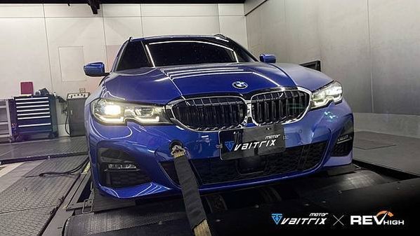來自澳洲的汽車改裝品牌VAITRIX麥翠斯有最廣泛的車種適用產品，含汽油、柴油、油電混合車專用電子油門控制加速器，還能搭配外掛晶片及內寫，高品質且無後遺症之動力提升。外掛晶片可以選配由專屬藍芽App–AirForce GO切換一階、二階、三階ECU模式。  外掛晶片及電子油門控制器不影響原車引擎保固。搭配VAITRIX不眩光儀錶，渦輪壓力/水溫/油溫等應有盡有，使用原廠感知器對接，數據呈現100%正解，提升馬力同時監控愛車狀況。   最佳性能提升就選擇專用水噴電腦及套件，降溫效果最好，性能穩定提升，正確使用動力加倍不傷引擎。   在VAITRIX動力升級，完整實現客製化調校，根據車況、已改裝硬體與客戶需求調整程式。搭配馬力機驗證與HP TUNERS數據流，讓改裝沒有後顧之憂！   適用品牌車款： Audi奧迪、BMW寶馬、Porsche保時捷、Benz賓士、Honda本田、Toyota豐田、Mitsubishi三菱、Mazda馬自達、Nissan日產、Subaru速霸陸、VW福斯、Volvo富豪、Luxgen納智捷、Ford福特、Hyundai現代、Skoda斯柯達、Mini、MG、Altis、crv、chr、kicks、cla45、Focus mk4、 sienta 、camry、golf gti、golf 8、polo、kuga、rav4、odyssey、Santa Fe、C63s、Elantra Sport、Auris、Mini R56、540i、G63、RS6、RS7、M8、330i、E63、S63、HS、A180、Kamiq、Kodiaq、X3、Macan、Q3...等。   Truck卡車： Mitsubishi Fuso三菱扶桑、Hino日野、DAF達富、IVECO威凱、ISUZU五十鈴、SCANIA斯堪尼亞; Canter堅達、Fighter、Super Great、300 系、700系、CF85、LF45、LF55、L系、G系、R系、S系、Daily、Eurocargo、NQR、NPR、NMR、NRR   Motor重機： BMW寶馬、Ducati杜卡迪、Honda本田、Yamaha山葉、Aprilia阿普利亞、KTM、Husqvarna海絲瓜、Kawasaki川崎、Suzuki鈴木; S1000RR、S1000R、R1200GS、R9T、R1200GS、Scrambler、Monster、Panigale、Streetfighter、Supersport、Superbike、XDiavel、Hypermotard、RSV、SMC、Supermoto、Ninja、ZX-12R、ZX-6R、T-Max、Tenere、MT、Hayabusa、V-Strom、GSX-S1000