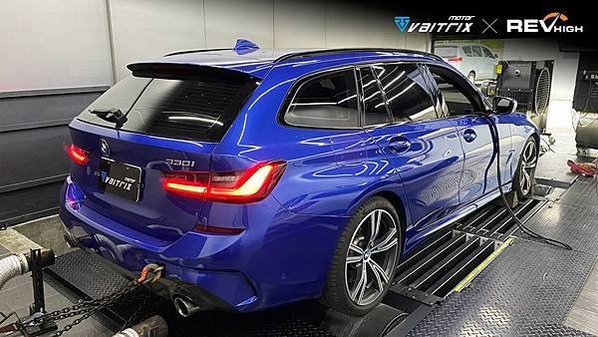 來自澳洲的汽車改裝品牌VAITRIX麥翠斯有最廣泛的車種適用產品，含汽油、柴油、油電混合車專用電子油門控制加速器，還能搭配外掛晶片及內寫，高品質且無後遺症之動力提升。外掛晶片可以選配由專屬藍芽App–AirForce GO切換一階、二階、三階ECU模式。  外掛晶片及電子油門控制器不影響原車引擎保固。搭配VAITRIX不眩光儀錶，渦輪壓力/水溫/油溫等應有盡有，使用原廠感知器對接，數據呈現100%正解，提升馬力同時監控愛車狀況。   最佳性能提升就選擇專用水噴電腦及套件，降溫效果最好，性能穩定提升，正確使用動力加倍不傷引擎。   在VAITRIX動力升級，完整實現客製化調校，根據車況、已改裝硬體與客戶需求調整程式。搭配馬力機驗證與HP TUNERS數據流，讓改裝沒有後顧之憂！   適用品牌車款： Audi奧迪、BMW寶馬、Porsche保時捷、Benz賓士、Honda本田、Toyota豐田、Mitsubishi三菱、Mazda馬自達、Nissan日產、Subaru速霸陸、VW福斯、Volvo富豪、Luxgen納智捷、Ford福特、Hyundai現代、Skoda斯柯達、Mini、MG、Altis、crv、chr、kicks、cla45、Focus mk4、 sienta 、camry、golf gti、golf 8、polo、kuga、rav4、odyssey、Santa Fe、C63s、Elantra Sport、Auris、Mini R56、540i、G63、RS6、RS7、M8、330i、E63、S63、HS、A180、Kamiq、Kodiaq、X3、Macan、Q3...等。   Truck卡車： Mitsubishi Fuso三菱扶桑、Hino日野、DAF達富、IVECO威凱、ISUZU五十鈴、SCANIA斯堪尼亞; Canter堅達、Fighter、Super Great、300 系、700系、CF85、LF45、LF55、L系、G系、R系、S系、Daily、Eurocargo、NQR、NPR、NMR、NRR   Motor重機： BMW寶馬、Ducati杜卡迪、Honda本田、Yamaha山葉、Aprilia阿普利亞、KTM、Husqvarna海絲瓜、Kawasaki川崎、Suzuki鈴木; S1000RR、S1000R、R1200GS、R9T、R1200GS、Scrambler、Monster、Panigale、Streetfighter、Supersport、Superbike、XDiavel、Hypermotard、RSV、SMC、Supermoto、Ninja、ZX-12R、ZX-6R、T-Max、Tenere、MT、Hayabusa、V-Strom、GSX-S1000