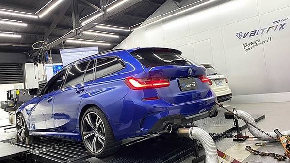 來自澳洲的汽車改裝品牌VAITRIX麥翠斯有最廣泛的車種適用產品，含汽油、柴油、油電混合車專用電子油門控制加速器，還能搭配外掛晶片及內寫，高品質且無後遺症之動力提升。外掛晶片可以選配由專屬藍芽App–AirForce GO切換一階、二階、三階ECU模式。  外掛晶片及電子油門控制器不影響原車引擎保固。搭配VAITRIX不眩光儀錶，渦輪壓力/水溫/油溫等應有盡有，使用原廠感知器對接，數據呈現100%正解，提升馬力同時監控愛車狀況。   最佳性能提升就選擇專用水噴電腦及套件，降溫效果最好，性能穩定提升，正確使用動力加倍不傷引擎。   在VAITRIX動力升級，完整實現客製化調校，根據車況、已改裝硬體與客戶需求調整程式。搭配馬力機驗證與HP TUNERS數據流，讓改裝沒有後顧之憂！   適用品牌車款： Audi奧迪、BMW寶馬、Porsche保時捷、Benz賓士、Honda本田、Toyota豐田、Mitsubishi三菱、Mazda馬自達、Nissan日產、Subaru速霸陸、VW福斯、Volvo富豪、Luxgen納智捷、Ford福特、Hyundai現代、Skoda斯柯達、Mini、MG、Altis、crv、chr、kicks、cla45、Focus mk4、 sienta 、camry、golf gti、golf 8、polo、kuga、rav4、odyssey、Santa Fe、C63s、Elantra Sport、Auris、Mini R56、540i、G63、RS6、RS7、M8、330i、E63、S63、HS、A180、Kamiq、Kodiaq、X3、Macan、Q3...等。   Truck卡車： Mitsubishi Fuso三菱扶桑、Hino日野、DAF達富、IVECO威凱、ISUZU五十鈴、SCANIA斯堪尼亞; Canter堅達、Fighter、Super Great、300 系、700系、CF85、LF45、LF55、L系、G系、R系、S系、Daily、Eurocargo、NQR、NPR、NMR、NRR   Motor重機： BMW寶馬、Ducati杜卡迪、Honda本田、Yamaha山葉、Aprilia阿普利亞、KTM、Husqvarna海絲瓜、Kawasaki川崎、Suzuki鈴木; S1000RR、S1000R、R1200GS、R9T、R1200GS、Scrambler、Monster、Panigale、Streetfighter、Supersport、Superbike、XDiavel、Hypermotard、RSV、SMC、Supermoto、Ninja、ZX-12R、ZX-6R、T-Max、Tenere、MT、Hayabusa、V-Strom、GSX-S1000