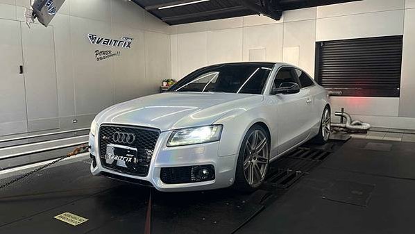 來自澳洲的汽車改裝品牌VAITRIX麥翠斯有最廣泛的車種適用產品，含汽油、柴油、油電混合車專用電子油門控制加速器，還能搭配外掛晶片及內寫，高品質且無後遺症之動力提升。外掛晶片可以選配由專屬藍芽App–AirForce GO切換一階、二階、三階ECU模式。  外掛晶片及電子油門控制器不影響原車引擎保固。搭配VAITRIX不眩光儀錶，渦輪壓力/水溫/油溫等應有盡有，使用原廠感知器對接，數據呈現100%正解，提升馬力同時監控愛車狀況。   最佳性能提升就選擇專用水噴電腦及套件，降溫效果最好，性能穩定提升，正確使用動力加倍不傷引擎。   在VAITRIX動力升級，完整實現客製化調校，根據車況、已改裝硬體與客戶需求調整程式。搭配馬力機驗證與HP TUNERS數據流，讓改裝沒有後顧之憂！   適用品牌車款： Audi奧迪、BMW寶馬、Porsche保時捷、Benz賓士、Honda本田、Toyota豐田、Mitsubishi三菱、Mazda馬自達、Nissan日產、Subaru速霸陸、VW福斯、Volvo富豪、Luxgen納智捷、Ford福特、Hyundai現代、Skoda斯柯達、Mini、MG、Altis、crv、chr、kicks、cla45、Focus mk4、 sienta 、camry、golf gti、golf 8、polo、kuga、rav4、odyssey、Santa Fe、C63s、Elantra Sport、Auris、Mini R56、540i、G63、RS6、RS7、M8、330i、E63、S63、HS、A180、Kamiq、Kodiaq、X3、Macan、Q3...等。   Truck卡車： Mitsubishi Fuso三菱扶桑、Hino日野、DAF達富、IVECO威凱、ISUZU五十鈴、SCANIA斯堪尼亞; Canter堅達、Fighter、Super Great、300 系、700系、CF85、LF45、LF55、L系、G系、R系、S系、Daily、Eurocargo、NQR、NPR、NMR、NRR   Motor重機： BMW寶馬、Ducati杜卡迪、Honda本田、Yamaha山葉、Aprilia阿普利亞、KTM、Husqvarna海絲瓜、Kawasaki川崎、Suzuki鈴木; S1000RR、S1000R、R1200GS、R9T、R1200GS、Scrambler、Monster、Panigale、Streetfighter、Supersport、Superbike、XDiavel、Hypermotard、RSV、SMC、Supermoto、Ninja、ZX-12R、ZX-6R、T-Max、Tenere、MT、Hayabusa、V-Strom、GSX-S1000