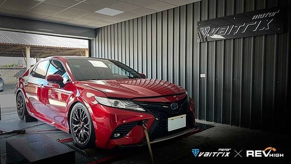 來自澳洲的汽車改裝品牌VAITRIX麥翠斯有最廣泛的車種適用產品，含汽油、柴油、油電混合車專用電子油門控制加速器，還能搭配外掛晶片及內寫，高品質且無後遺症之動力提升。外掛晶片可以選配由專屬藍芽App–AirForce GO切換一階、二階、三階ECU模式。  外掛晶片及電子油門控制器不影響原車引擎保固。搭配VAITRIX不眩光儀錶，渦輪壓力/水溫/油溫等應有盡有，使用原廠感知器對接，數據呈現100%正解，提升馬力同時監控愛車狀況。   最佳性能提升就選擇專用水噴電腦及套件，降溫效果最好，性能穩定提升，正確使用動力加倍不傷引擎。   在VAITRIX動力升級，完整實現客製化調校，根據車況、已改裝硬體與客戶需求調整程式。搭配馬力機驗證與HP TUNERS數據流，讓改裝沒有後顧之憂！   適用品牌車款： Audi奧迪、BMW寶馬、Porsche保時捷、Benz賓士、Honda本田、Toyota豐田、Mitsubishi三菱、Mazda馬自達、Nissan日產、Subaru速霸陸、VW福斯、Volvo富豪、Luxgen納智捷、Ford福特、Hyundai現代、Skoda斯柯達、Mini、MG、Altis、crv、chr、kicks、cla45、Focus mk4、 sienta 、camry、golf gti、golf 8、polo、kuga、rav4、odyssey、Santa Fe、C63s、Elantra Sport、Auris、Mini R56、540i、G63、RS6、RS7、M8、330i、E63、S63、HS、A180、Kamiq、Kodiaq、X3、Macan、Q3...等。   Truck卡車： Mitsubishi Fuso三菱扶桑、Hino日野、DAF達富、IVECO威凱、ISUZU五十鈴、SCANIA斯堪尼亞; Canter堅達、Fighter、Super Great、300 系、700系、CF85、LF45、LF55、L系、G系、R系、S系、Daily、Eurocargo、NQR、NPR、NMR、NRR   Motor重機： BMW寶馬、Ducati杜卡迪、Honda本田、Yamaha山葉、Aprilia阿普利亞、KTM、Husqvarna海絲瓜、Kawasaki川崎、Suzuki鈴木; S1000RR、S1000R、R1200GS、R9T、R1200GS、Scrambler、Monster、Panigale、Streetfighter、Supersport、Superbike、XDiavel、Hypermotard、RSV、SMC、Supermoto、Ninja、ZX-12R、ZX-6R、T-Max、Tenere、MT、Hayabusa、V-Strom、GSX-S1000