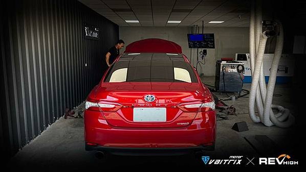 來自澳洲的汽車改裝品牌VAITRIX麥翠斯有最廣泛的車種適用產品，含汽油、柴油、油電混合車專用電子油門控制加速器，還能搭配外掛晶片及內寫，高品質且無後遺症之動力提升。外掛晶片可以選配由專屬藍芽App–AirForce GO切換一階、二階、三階ECU模式。  外掛晶片及電子油門控制器不影響原車引擎保固。搭配VAITRIX不眩光儀錶，渦輪壓力/水溫/油溫等應有盡有，使用原廠感知器對接，數據呈現100%正解，提升馬力同時監控愛車狀況。   最佳性能提升就選擇專用水噴電腦及套件，降溫效果最好，性能穩定提升，正確使用動力加倍不傷引擎。   在VAITRIX動力升級，完整實現客製化調校，根據車況、已改裝硬體與客戶需求調整程式。搭配馬力機驗證與HP TUNERS數據流，讓改裝沒有後顧之憂！   適用品牌車款： Audi奧迪、BMW寶馬、Porsche保時捷、Benz賓士、Honda本田、Toyota豐田、Mitsubishi三菱、Mazda馬自達、Nissan日產、Subaru速霸陸、VW福斯、Volvo富豪、Luxgen納智捷、Ford福特、Hyundai現代、Skoda斯柯達、Mini、MG、Altis、crv、chr、kicks、cla45、Focus mk4、 sienta 、camry、golf gti、golf 8、polo、kuga、rav4、odyssey、Santa Fe、C63s、Elantra Sport、Auris、Mini R56、540i、G63、RS6、RS7、M8、330i、E63、S63、HS、A180、Kamiq、Kodiaq、X3、Macan、Q3...等。   Truck卡車： Mitsubishi Fuso三菱扶桑、Hino日野、DAF達富、IVECO威凱、ISUZU五十鈴、SCANIA斯堪尼亞; Canter堅達、Fighter、Super Great、300 系、700系、CF85、LF45、LF55、L系、G系、R系、S系、Daily、Eurocargo、NQR、NPR、NMR、NRR   Motor重機： BMW寶馬、Ducati杜卡迪、Honda本田、Yamaha山葉、Aprilia阿普利亞、KTM、Husqvarna海絲瓜、Kawasaki川崎、Suzuki鈴木; S1000RR、S1000R、R1200GS、R9T、R1200GS、Scrambler、Monster、Panigale、Streetfighter、Supersport、Superbike、XDiavel、Hypermotard、RSV、SMC、Supermoto、Ninja、ZX-12R、ZX-6R、T-Max、Tenere、MT、Hayabusa、V-Strom、GSX-S1000