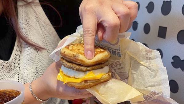 【亞米媽媽 x 麥當勞早餐】早餐神物回歸！期間限定「鬆餅堡」