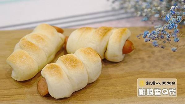 德式香腸捲麵包 麵團切長條包上香腸
