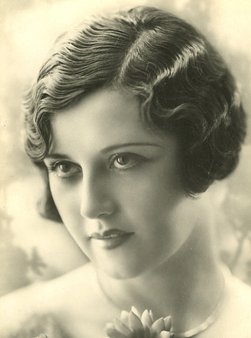 1920%5Cs Hairstyles - The Finger Wave -glamourdaze.jpg