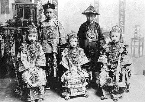 1890s年清朝廣州三品官全家在美國合照，氣勢十足+看不清他