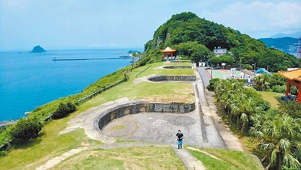 白米甕砲台-荷蘭城建於1900年與東側和平島的社寮砲台扼守基
