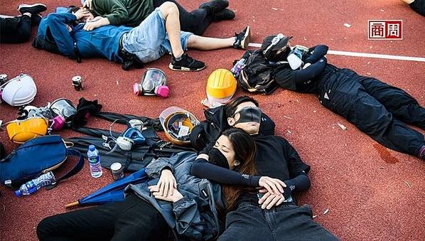 郭位/不只香港中文大學遭港警攻擊，香港城市大學也淪陷槍林彈雨