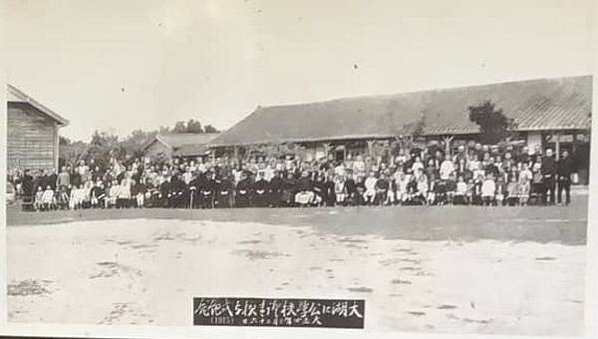 大湖口公學校之跡碑文/「民國前五年於中崙（即今湖口鄉波羅村）