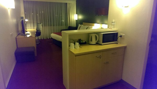 IMAG2112 Holiday Inn Hotel Sydney Airpoirt
