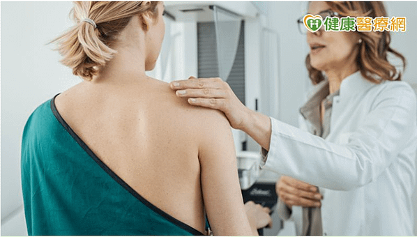 【健康新聞】處理手上傷口，卻意外發現罹乳癌！醫籲：定期健檢不