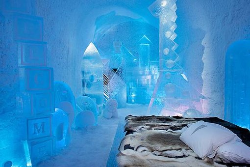 icehotel_deluxe-suite_toybox_design_wouter-biegelaar_viktor-tsarski_photo_asaf-kliger-3.jpeg